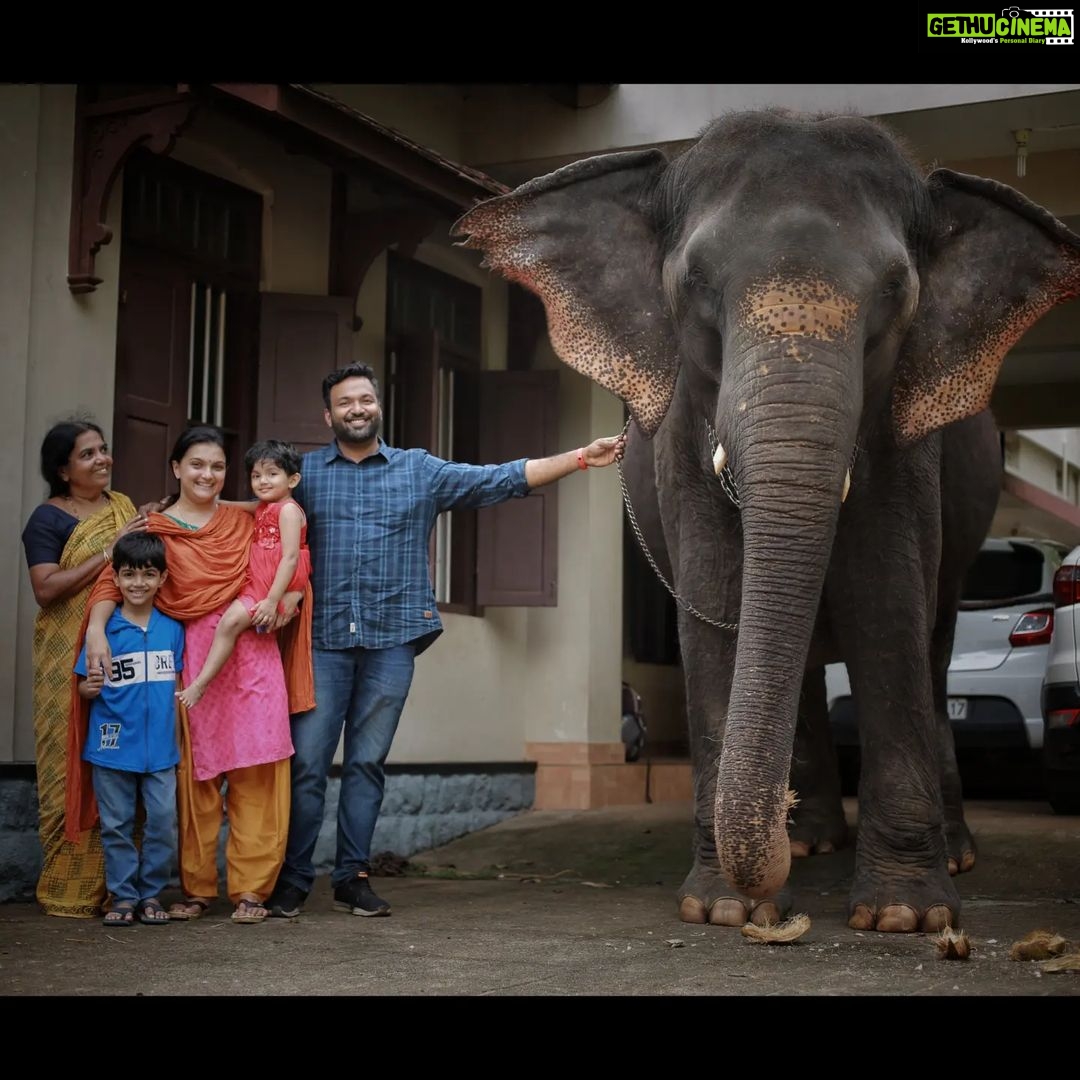 Saranya Mohan Instagram - ഉമ കുട്ടി വീട്ടിൽ വന്നപ്പോൾ ❤ 📷 @vivek_kovalam