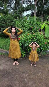 Saranya Mohan Instagram - Late for the trend. Twinning with my baby Annapoorna❤ 👗 @_mayuracouture_ 📷: @swami_bro