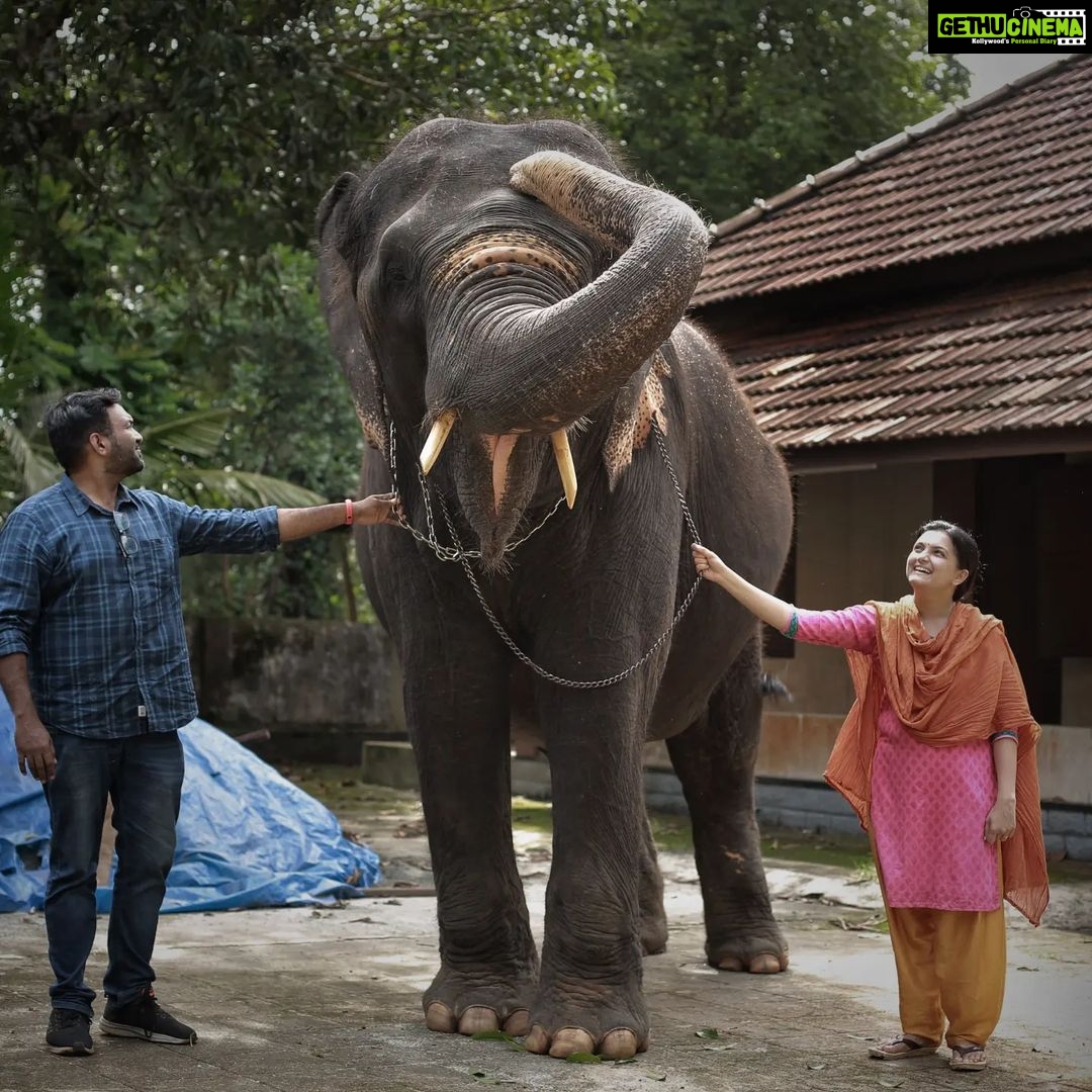 Saranya Mohan Instagram - ഉമ കുട്ടി വീട്ടിൽ വന്നപ്പോൾ ❤ 📷 @vivek_kovalam
