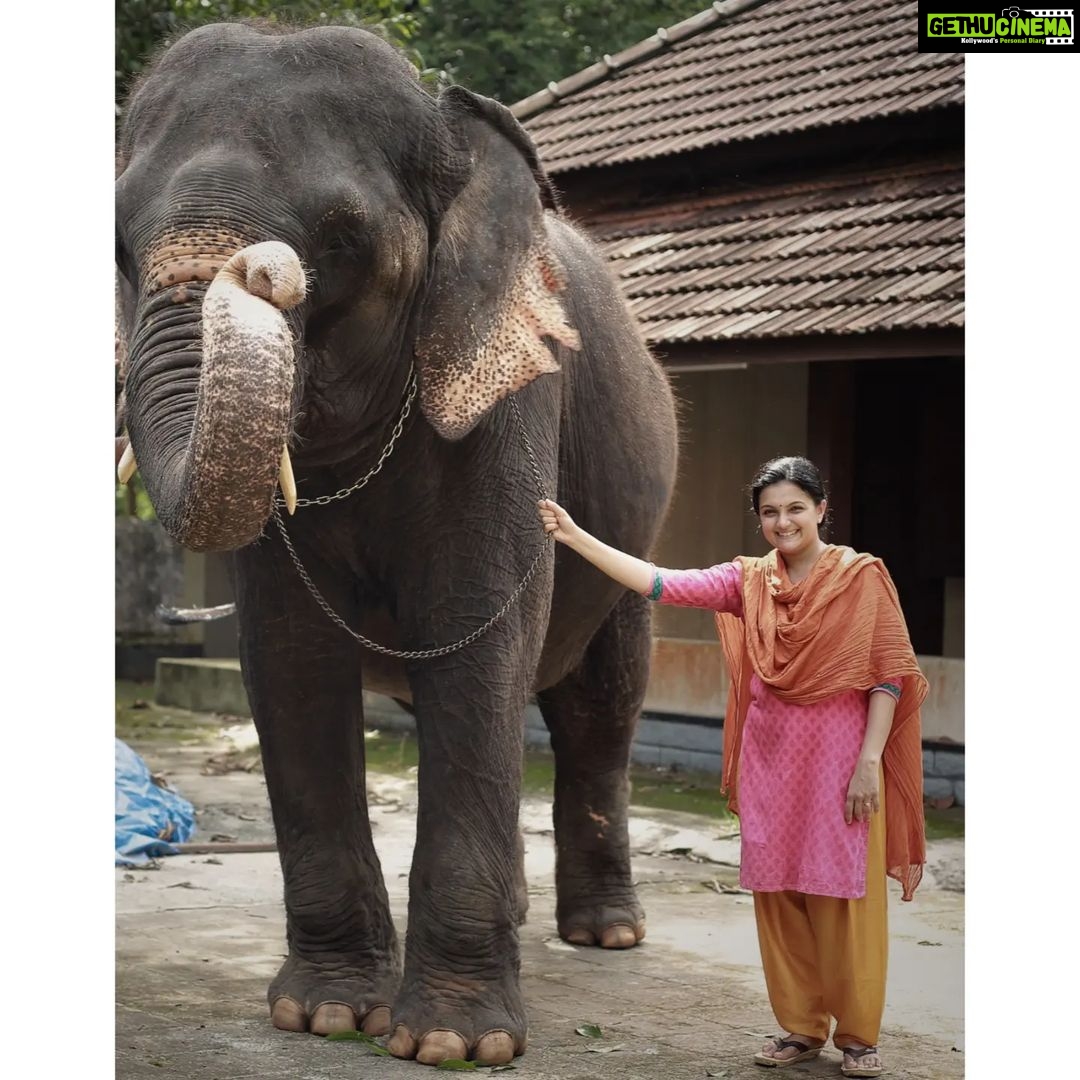 Saranya Mohan Instagram - ഉമ കുട്ടി വീട്ടിൽ വന്നപ്പോൾ ❤ 📷 @vivek_kovalam