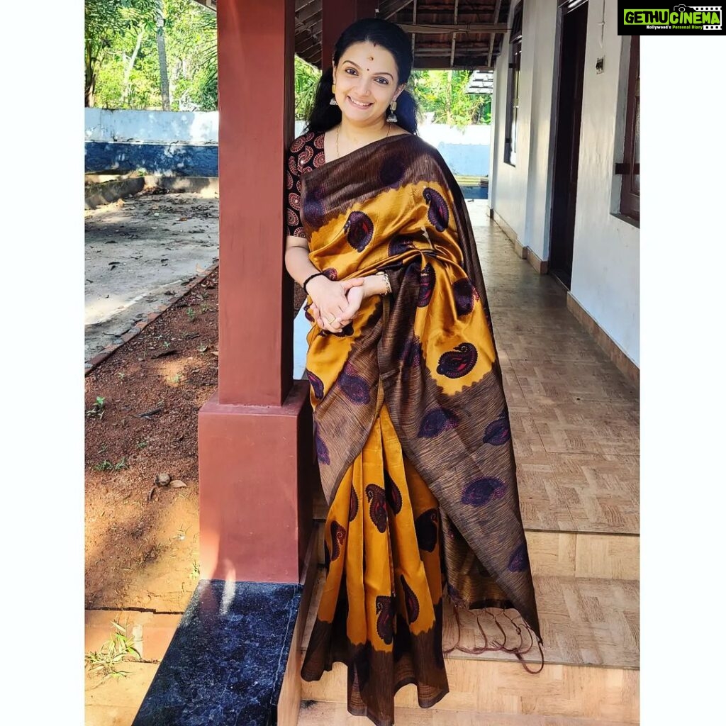 Saranya Mohan Instagram - Happy Sunday❤