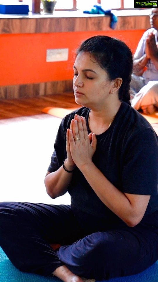 Saranya Mohan Instagram - Yoga Day wishes❤ @samasthitischoolofyoga 📷 @vivek_kovalam @swami_bro