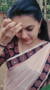 Saranya Mohan Instagram - Good Evening ❤ 👗 Copper Tissue Ajrakh Patch Set Mundu from @_mayuracouture_ Location : Thrikulangara Sree Mahavishnu Temple, Kakkamoola, Trivandrum. Temple is more than 800 years old കൊല്ലവർഷം 371 ൽ സ്ഥാപിതം ആയ ക്ഷേത്രം. തൃകുളങ്ങര ശ്രീ മഹാ വിഷ്ണു ക്ഷേത്രം, കാക്കാമൂല, തിരുവനന്തപുരം