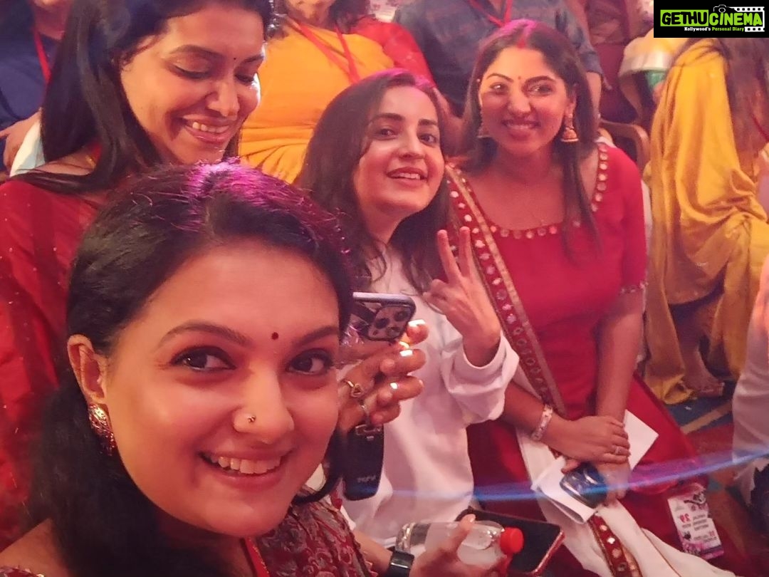 Saranya Mohan Instagram - @bhamaa @gopalaswamylakshmi @ananyahere @actressmuktha ❤❤ Darlings