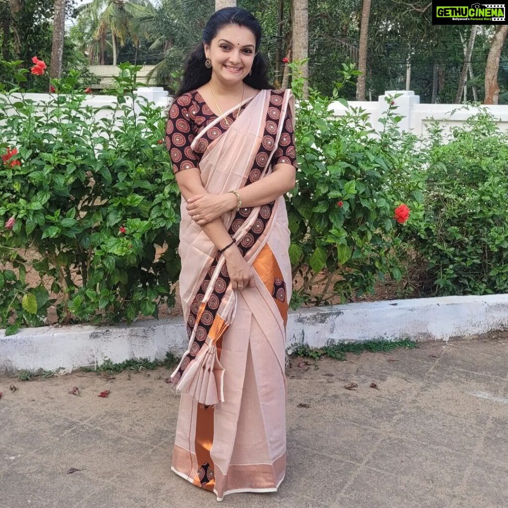 Saranya Mohan Instagram - Hello there! Copper Tissue Ajrakh Patch Set Mundu from @_mayuracouture_