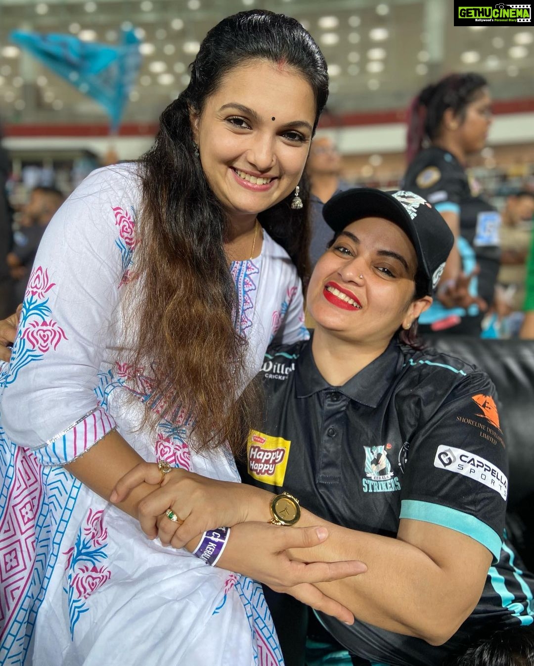 Saranya Mohan Instagram - Simple, beautiful, talented, humble, cute wife, loveable mother, sweetest humanbeing @saranyamohanofficial Sooooo Happy to see her after a long time💓 Ps: what a beautiful family 🧿 touchwood Godbless you guys #friends #monday #mondaymotivation #cricket #keralastrikers #positivevibes Kerala - God's Own Country