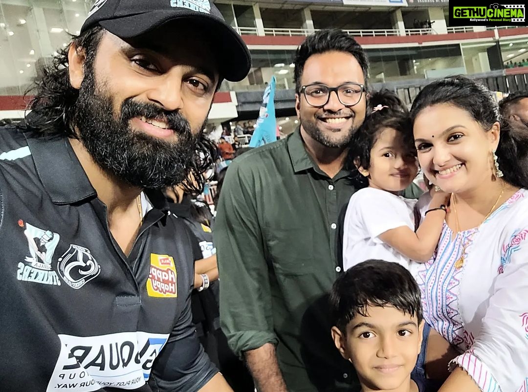 Saranya Mohan Instagram - Happy meeting you. @iamunnimukundan 🙂🙂 @swami_bro The Sports Hub, Trivandrum