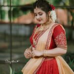Sarayu Mohan Instagram - Felt this one is better than original reel because here is the unmatchable energetic @sajnan trying to do a quick choreo and she stole the show😁🤣♥️ Mua @meeramax_makeupartist_ Shot by @_story_telle__r Clad in @denairaboutique