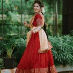 Sarayu Mohan Instagram - Throwback to my look for Mazhavil music awards... Thank u @denairaboutique for this wonderful costume within two days♥️ Make-up and hair by @meeramax_makeupartist_ my confidence booster ♥️ Click by Darling @_story_telle__r Mazhavil Manorama Studio