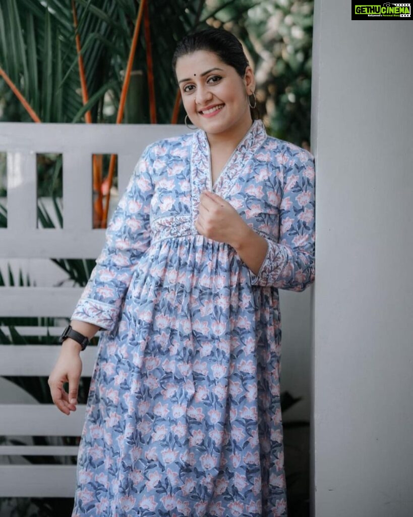 Sarayu Mohan Instagram - A must post soon pic😂 Because costume is from @cafefashion_by_remya_nair which is owned by @remya__nair 🤓🤓 Love for simple dress❤️ Click: @_story_telle__r Chottanikkara, India