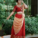 Sarayu Mohan Instagram - Throwback to my look for Mazhavil music awards... Thank u @denairaboutique for this wonderful costume within two days♥️ Make-up and hair by @meeramax_makeupartist_ my confidence booster ♥️ Click by Darling @_story_telle__r Mazhavil Manorama Studio