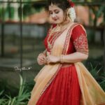 Sarayu Mohan Instagram - Throwback to my look for Mazhavil music awards... Thank u @denairaboutique for this wonderful costume within two days♥️ Make-up and hair by @meeramax_makeupartist_ my confidence booster ♥️ Click by Darling @_story_telle__r Mazhavil Manorama Studio