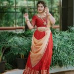 Sarayu Mohan Instagram – Throwback to my look for Mazhavil music awards…
Thank u @denairaboutique for this wonderful costume within two days♥️
Make-up and hair by @meeramax_makeupartist_  my confidence booster ♥️

Click by Darling @_story_telle__r Mazhavil Manorama Studio