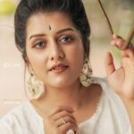 Sarayu Mohan Instagram – 🕊️🎈🤍

In Frame : @sarayu_mohan 😌❣️

Makeup : @meeramax_makeupartist_ @meeramax_academy 💄

Outfit : @vddesignz.in 👗

Dop : @jk_jinu @jk_storiesss 📸 #jkjinu 📌

Grading : @anujith_designs 🎨

Media Partner : @asprins.of.insta || @asprins_of_insta_official 💜

Thanks : @syam___sivan @r4.hul._ ❤️

Loc : Kochi 🌍

#canoneosrp 📸 85mm f-1.8 🍭

Follow @asprins_of_insta_official 📌 #asprinsofinsta ❤

_____________________________________________

#sarayumohan #sarayu #traditional #trendingreels #trending #shoot #photooftheday #photography #photoshoot #trivandrum #trivandrumdiaries #naaderngram #reels #reelsinstagram #reelitfeelit #keralagram #keralagodsowncountry #new #kochi #kuthiramalika #palace #actor Kochi, India