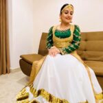 Sarayu Mohan Instagram - The happiness of getting ready for dance❤️ Dance to express,not impress!🥰 Happy international dance day! VC📹 @surabhi_lakshmi Costume @vasudevan.arun Ibri,Muscat