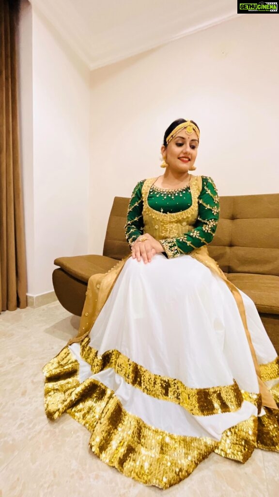 Sarayu Mohan Instagram - The happiness of getting ready for dance❤ Dance to express,not impress!🥰 Happy international dance day! VC📹 @surabhi_lakshmi Costume @vasudevan.arun Ibri,Muscat