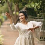 Sarayu Mohan Instagram - @sarayu_mohan 🌝🤍 💄 @meeramax_makeupartist_ || @meeramax_academy 👗 @vddesignz.in ✂️ @im_unnikrishnan #reelfeelit #reelsinstagram #reelkarofeelkaro #trending #malayalam #actress #meghamathew #jinujk #asprinsofinsta #fyp #vijay #varisu #actor #sarayumohan #trending @asprins.of.insta ✨🤍 Kochi, India