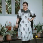 Sarayu Mohan Instagram - Cotton and summer! Black and white! Life is good😀 @lepapillonkochi5 @_story_telle__r