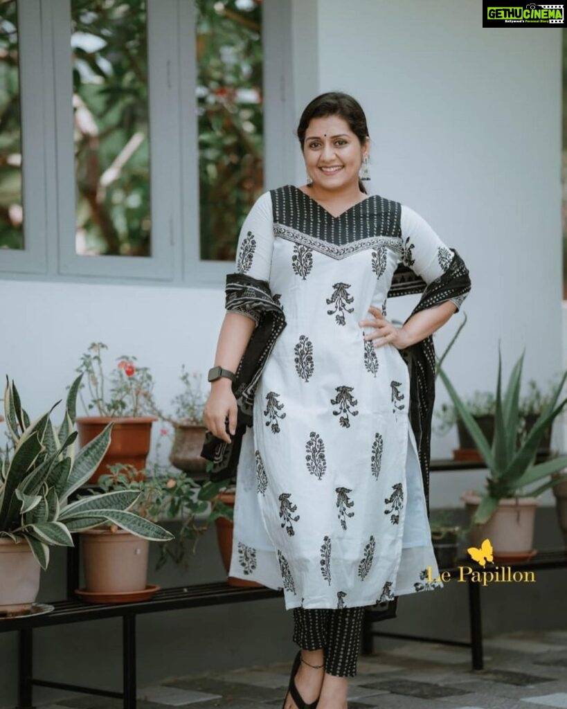 Sarayu Mohan Instagram - Cotton and summer! Black and white! Life is good😀 @lepapillonkochi5 @_story_telle__r