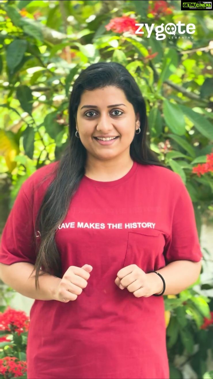 Sarayu Mohan Instagram - Improve your English language skills with our Exclusive Spoken English course.Join now to boost your communication skills and gain confidence in speaking English fluently. 👉Public speaking 👉 Situational conversation 👉Interview skills 👉 Pronunciation 👉Fun vocabulary builder games 👉 Grammar 👉Sentence building & more. Contact Us Now 📲 +971543393596 #SpokenEnglish #UAE #Malayali #EnglishCourse #CommunicationSkills #Confidence #InstaLearning #zygote #zygoteleraning