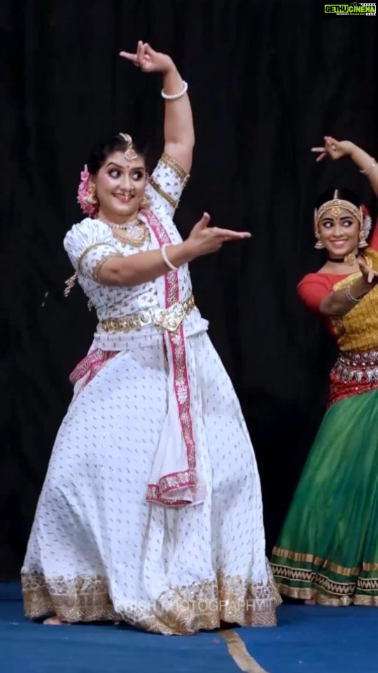 Sarayu Mohan Instagram - #sarayumohan #sarayu#dance #cherpulasseryayyppankavu #sarayu #sarayumohan #reelsviral #reelsindia #reelsinstagram #reelsvideo #reelsinsta #trendingreels