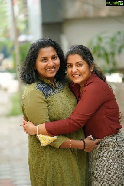 Sarayu Mohan Instagram - എന്റെ സ്നേഹത്തുരുത്തിന്... അത്രയും ഉത്സാഹത്തോടെ ജോലിയിൽ മുഴുകുന്ന, എന്നും പുതിയത് പഠിക്കണം എന്ന് ചിന്തിക്കുന്ന, തന്നോടൊപ്പം കൂടെ ഉള്ളവരും മുന്നിലേക്ക് എത്തണം എന്ന് ആഗ്രഹമുള്ള, നിറയേ സ്വപ്നങ്ങൾ ഉള്ള, കരുതലോടെ കൈപിടിക്കുന്ന എന്റെ മീരാമ്മയ്ക്ക് ഹൃദയം നിറഞ്ഞ ജന്മദിനാശംസകൾ♥️... ഉമ്മ 😘😘😘🙄