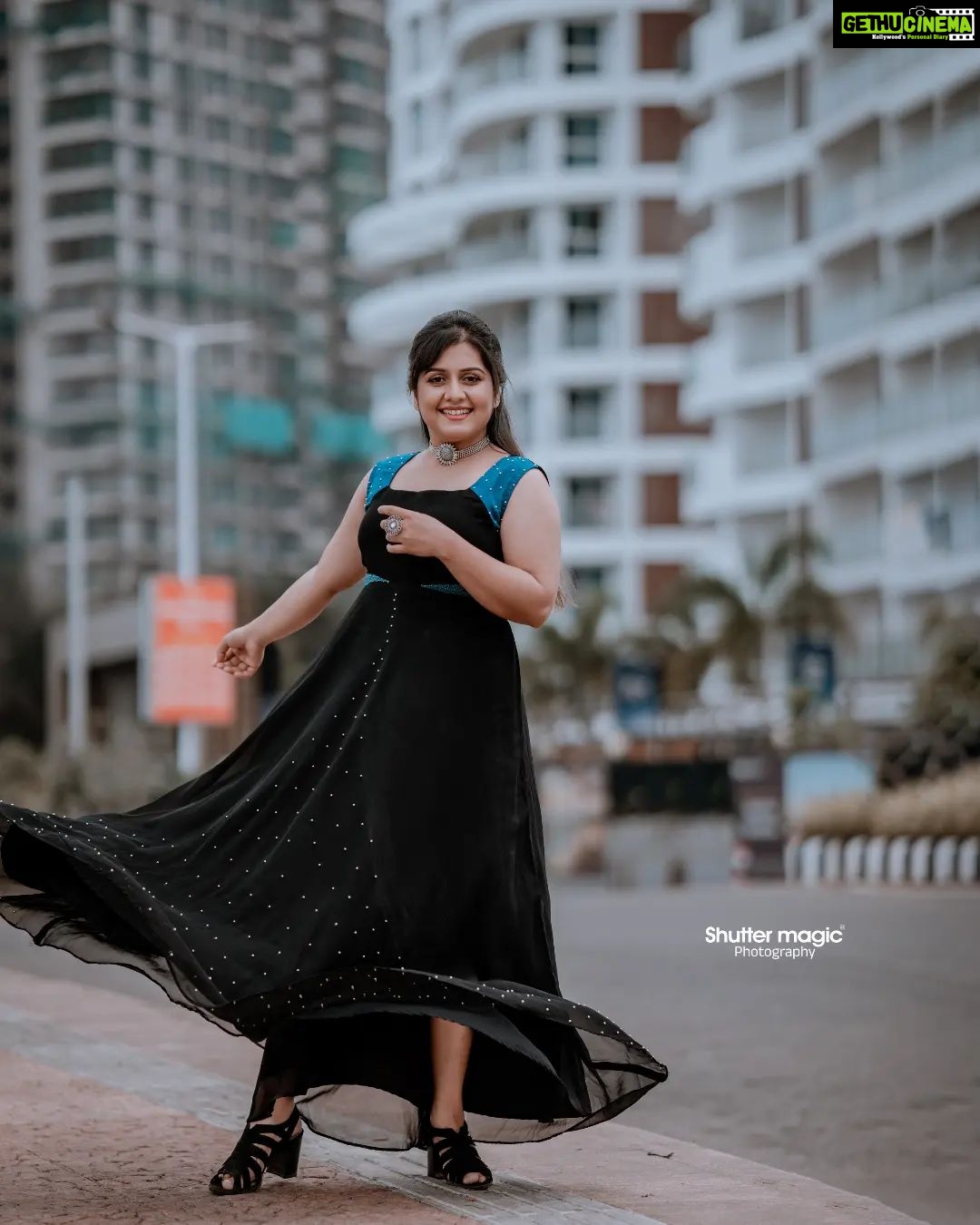 Sarayu Mohan Instagram - @shutter__magic_photography @sarayu_mohan 🖤💙✨ @meeramax_makeupartist_ @tvisha_designz . . . #sarayumohan #actress #photoshoot #2023 #sarayu #malayalam #malayalamfilmindustry #amma #trending #kochidiaries #kochigram #latestfashion #sarayú #sarayumohan😍 #sarayumohancelebrityshoot #kochimetro #kochi #black #fashionstyle #shuttermagicphotography