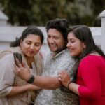Sarayu Mohan Instagram – കുഞ്ഞമ്മിണി പെണ്ണ് ചിരിച്ചാൽ കുഞ്ഞികവിൾ നിറയേ ഉമ്മകൾ കൊണ്ട് മൂടാൻ തോന്നും♥️

Shot @_story_telle__r
Edit @mr_appooss_