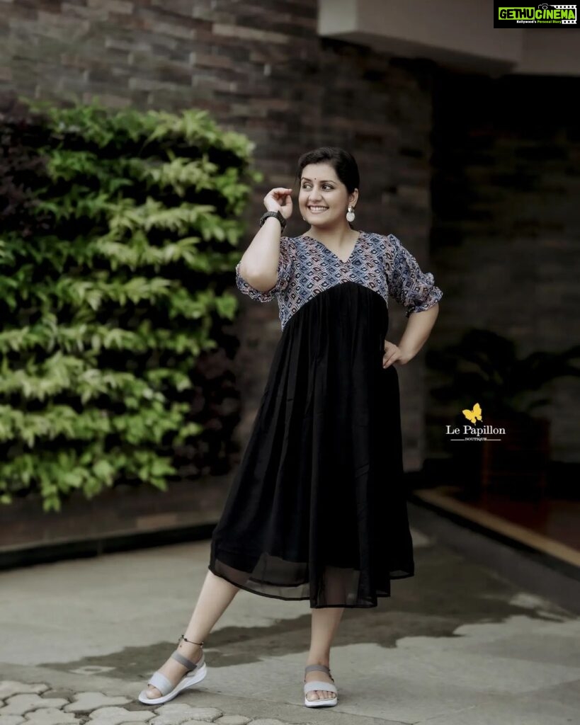 Sarayu Mohan Instagram - New one!♥️ Women's Aliyacut aline frock Puff sleeves Sizes,m to xxl @__akhil_babuttan__ clicks