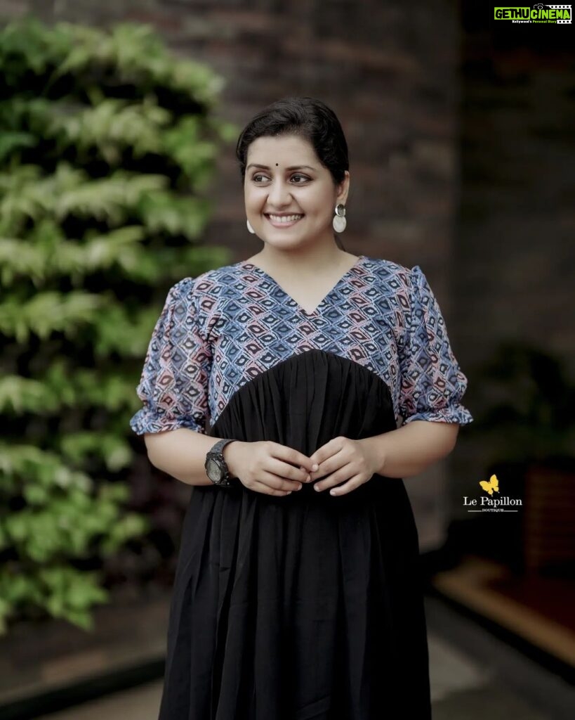Sarayu Mohan Instagram - New one!♥️ Women's Aliyacut aline frock Puff sleeves Sizes,m to xxl @__akhil_babuttan__ clicks