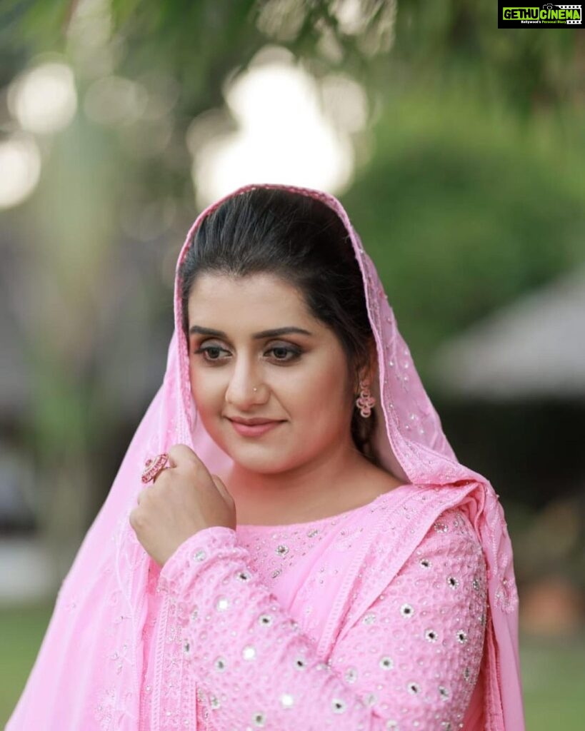 Sarayu Mohan Instagram - Eid Mubarak ❤ @jilappi @swapna_weddings @_sapnas_makeover @nahaz_muhammed_ @athiravramesh