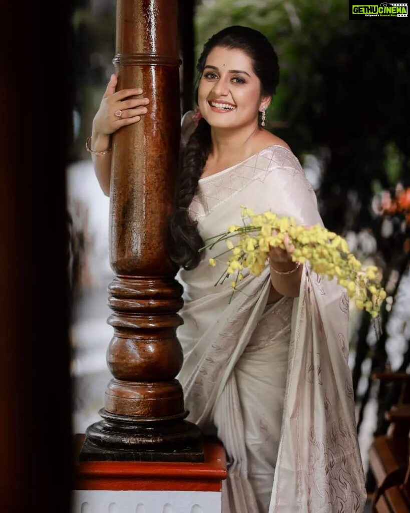 Sarayu Mohan Instagram - വീണ്ടുമൊരു വിഷുക്കാലം ♥ @jilappi @swapna_weddings @_sapnas_makeover