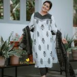 Sarayu Mohan Instagram - Cotton and summer! Black and white! Life is good😀 @lepapillonkochi5 @_story_telle__r