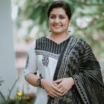 Sarayu Mohan Instagram - Cotton and summer! Black and white! Life is good😀 @lepapillonkochi5 @_story_telle__r