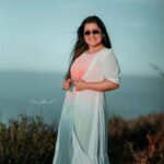 Sarayu Mohan Instagram - Remembering a beautiful day♥️ Long shrug by @binds_designer Click @_story_telle__r kalvari mount-idukki