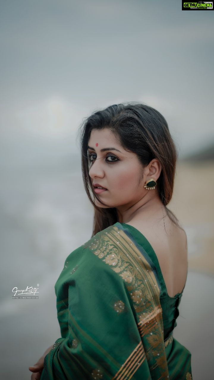 Sarayu Mohan Instagram - “Take me to the ocean. Let me sail the open sea. To breathe the warm and salty air and dream of things to be.” : : . Muse __ @sarayu_mohan . . #fromthrowback #heart #love #dybbukmagical #dybbuk #sarayu #sarayumohan #movie #actress #malayalam #saree #sea #soul #storms #photography #canoneosr #testing #muse #sea #reelsinstagram #reelsviral #reelsvideo #instagood . : . #geofotoworks© Kerala