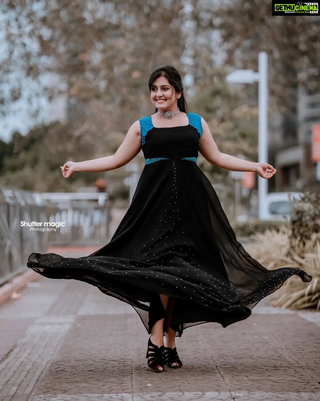 Sarayu Mohan Instagram - @shutter__magic_photography @sarayu_mohan 🖤💙✨ @meeramax_makeupartist_ @tvisha_designz . . . #sarayumohan #actress #photoshoot #2023 #sarayu #malayalam #malayalamfilmindustry #amma #trending #kochidiaries #kochigram #latestfashion #sarayú #sarayumohan😍 #sarayumohancelebrityshoot #kochimetro #kochi #black #fashionstyle #shuttermagicphotography