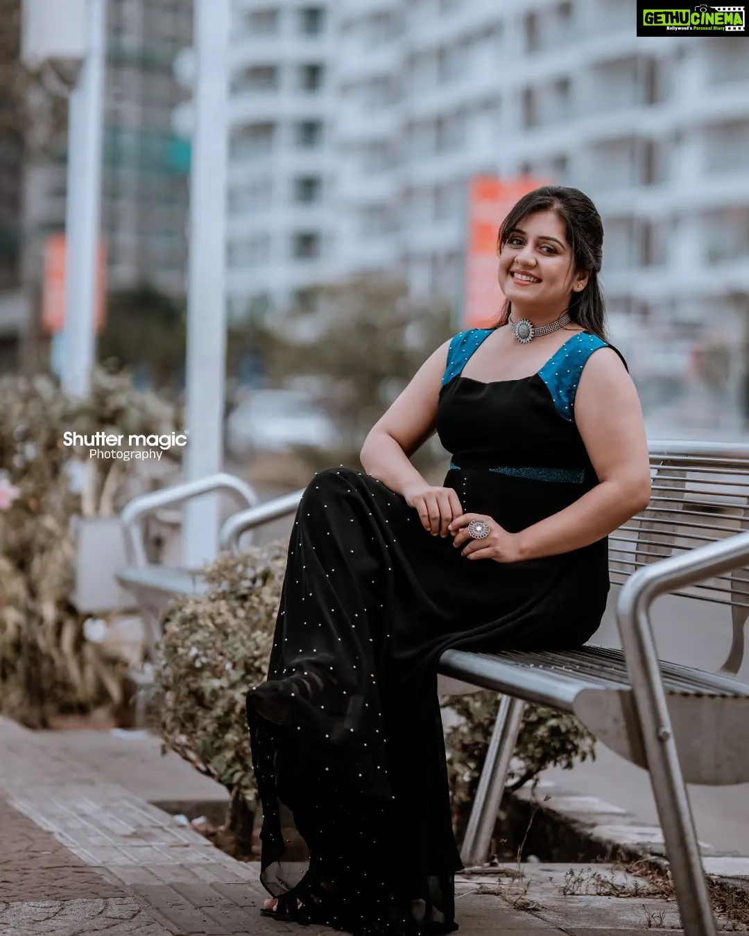 Sarayu Mohan Instagram - @shutter__magic_photography @sarayu_mohan 🖤💙✨ @meeramax_makeupartist_ @tvisha_designz . . . #sarayumohan #actress #photoshoot #2023 #sarayu #malayalam #malayalamfilmindustry #amma #trending #kochidiaries #kochigram #latestfashion #sarayú #sarayumohan😍 #sarayumohancelebrityshoot #kochimetro #kochi #black #fashionstyle #shuttermagicphotography