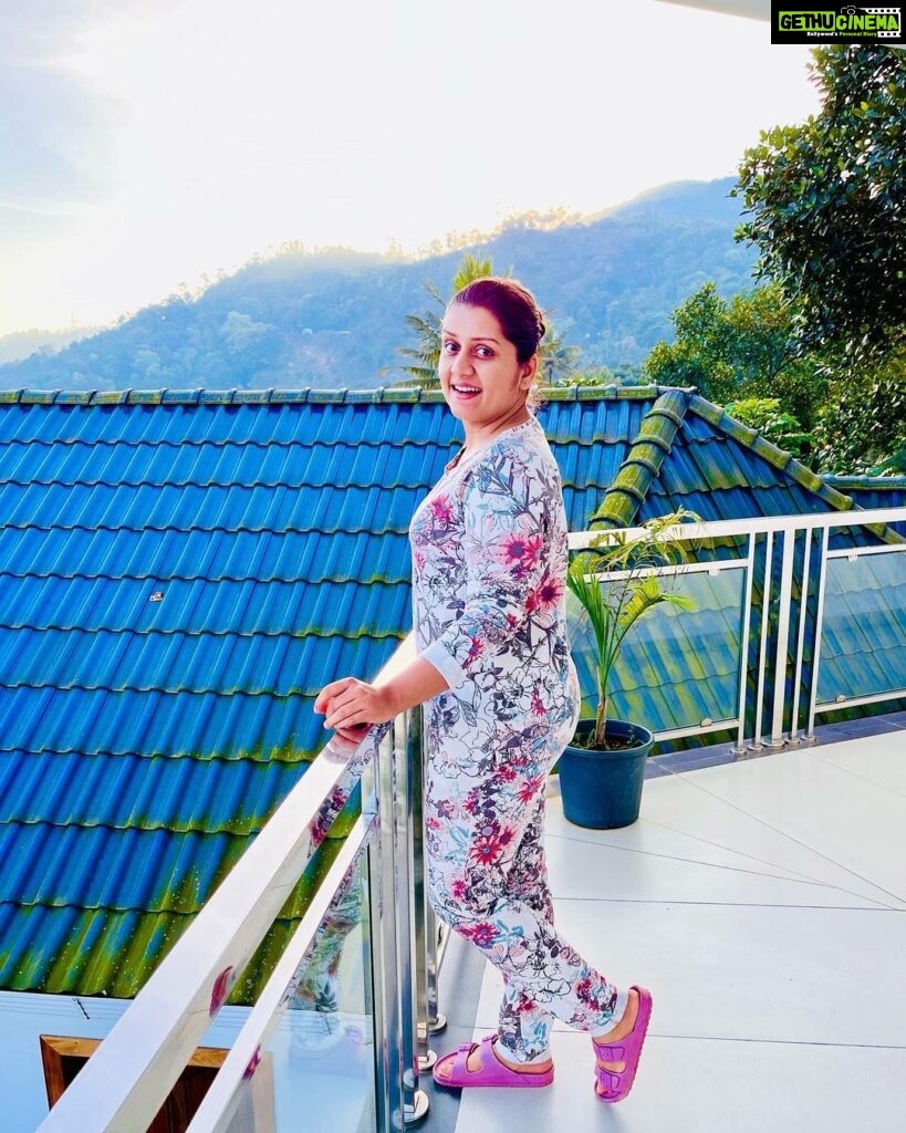Sarayu Mohan Instagram - Tired,sick yet smiling since I woke up to a beautiful morning ❤️ Wearing comfy wear from @violet_surplusboutique Location @lovehills_resort Kalvari Mount 'കാൽവരി മൗണ്ട് '