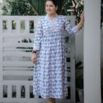 Sarayu Mohan Instagram - A must post soon pic😂 Because costume is from @cafefashion_by_remya_nair which is owned by @remya__nair 🤓🤓 Love for simple dress❤️ Click: @_story_telle__r Chottanikkara, India