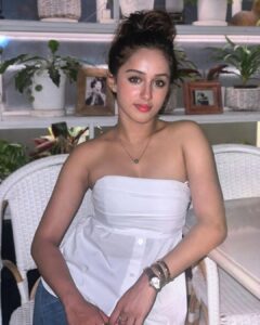 Sargun Kaur Luthra Instagram - wini-wini wana-wana 
🤪❤️

#makesnosense #tome #vibing #loveafro #iknowimlooking #colorful