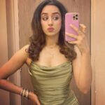 Sargun Kaur Luthra Instagram – #my dumb mirror selfie of the day 
#mandatorypout #gettingbored #🐣 #goodhairday Masti Ki Koi Jagah Nahi