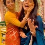 Sargun Kaur Luthra Instagram – Imagine us in a Melodramatic TV scene 🫠 ‘Main zinda laash hoon’ 🔪

#comedy #fun #explorepage #trending #reels #reelsinstagram #reelitfeelit #funnyreels #comedy #meme #viral #comedy #grwm #dialogue  #girls #yehaichahatein #shireenmirza #yhc #actors