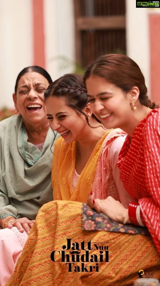 Sargun Mehta Instagram - Hasde hi rehne aa #jattnuuchudailtakri @gippygrewal @jaani777 @arvindrkhaira @amberdeepsingh @vikas.vashisht @roopigill_ @srmanjain @vivek.sharma.ambala @deedargillofficial @dreamiyata @desimelodies