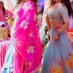 Sargun Mehta Instagram - One with the sweetest @sargunmehta ♥️ . . . . . #dance #dancereels #twinklearora #sargunmehta #gurnambhullar #nigaahmardaayive