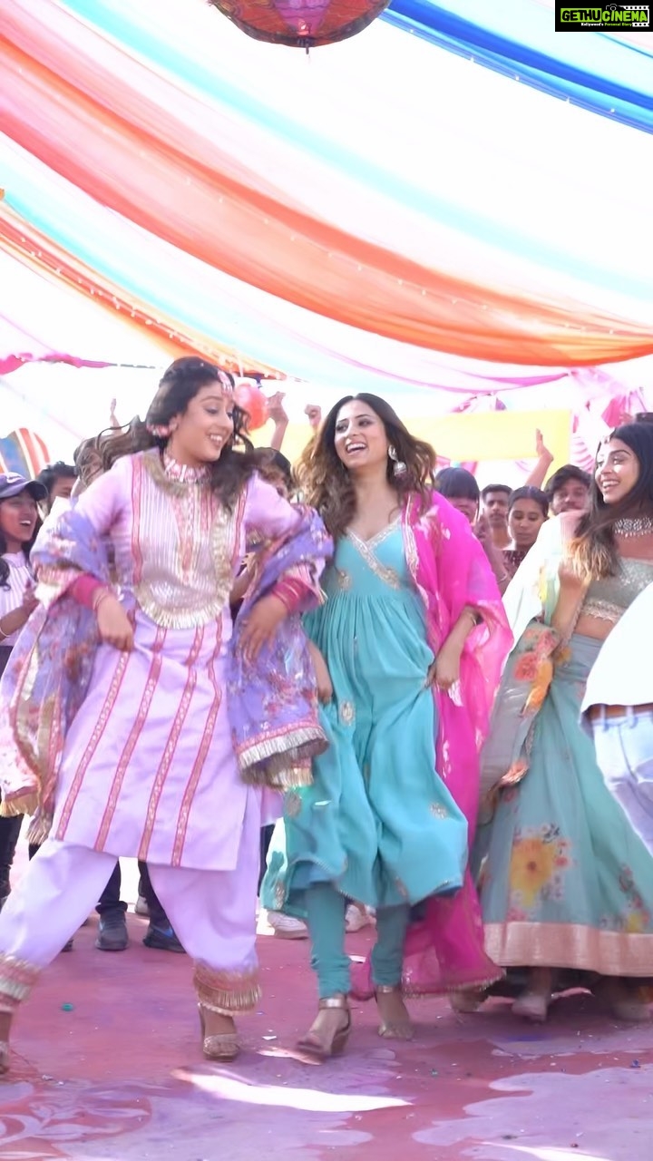 Sargun Mehta Instagram - Nigah marda ayi ve * Udaariyaan ❤️❤️ @isha__malviya @hitesh_bharadwaj @thetwinklearora 17th MARCH ONLY IN THEATRES NEAR YOU #gurnambhullar #sargunmehta #17thmarch #nigahmardaayive #punjabisongs