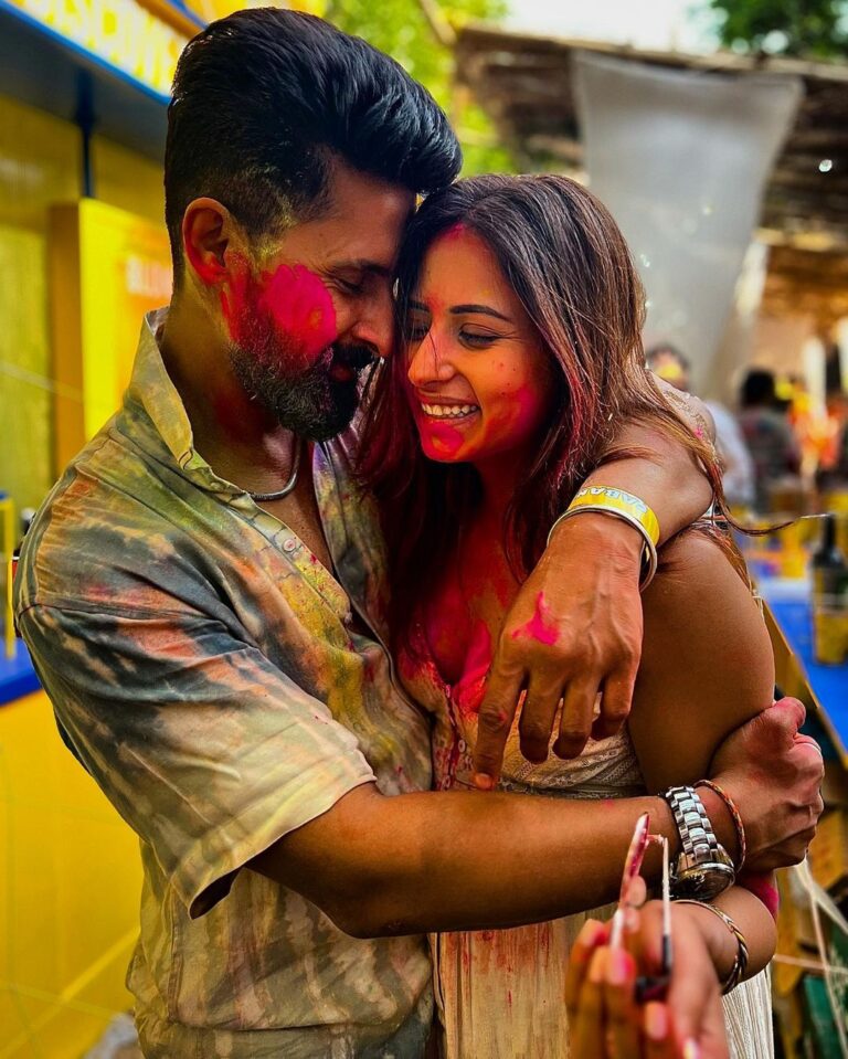 Sargun Mehta Instagram - कलरबॉम्ब्स #happyholi ❤️ फ़ोटो खींचने वाली महिला : @diksharamani