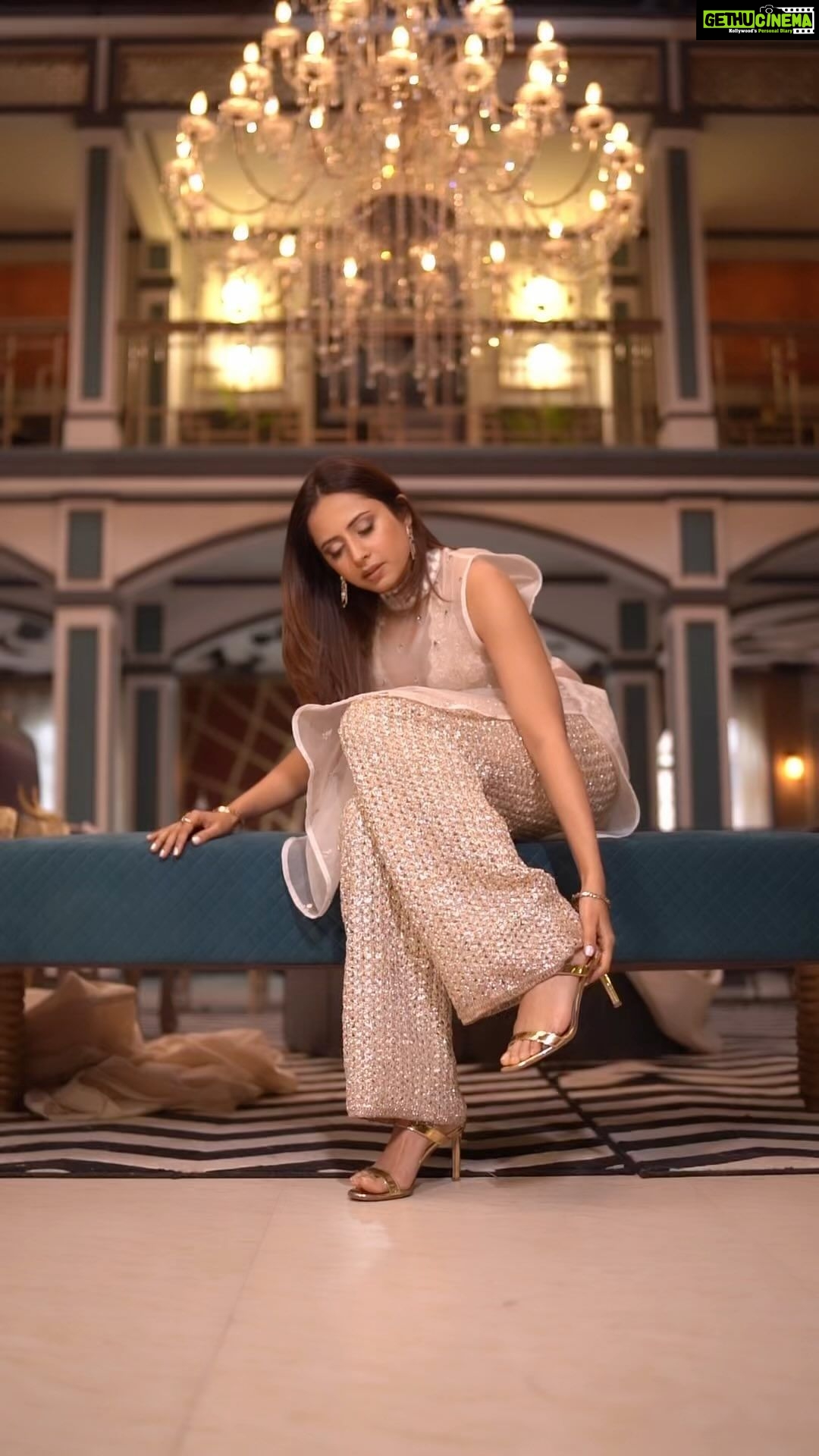 Sargun Mehta Instagram - Nigah marda ayi ve ❤️ 17th MARCH in THEATRES near you. #mallomalli Wearing - @nikita.vishakha Styled by - @devs213 @krutikaa_sharma #nigahmardaayive #17thmarch #gurnambhullar #sargunmehta @gurnambhullarofficial