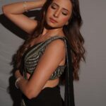 Sargun Mehta Instagram - Lamhon ki khatayein , Lafzon mein kya batayein . ✍️ anonymous Wearing @charuandvasundhara Styled by @devs213 @krutikaa_sharma