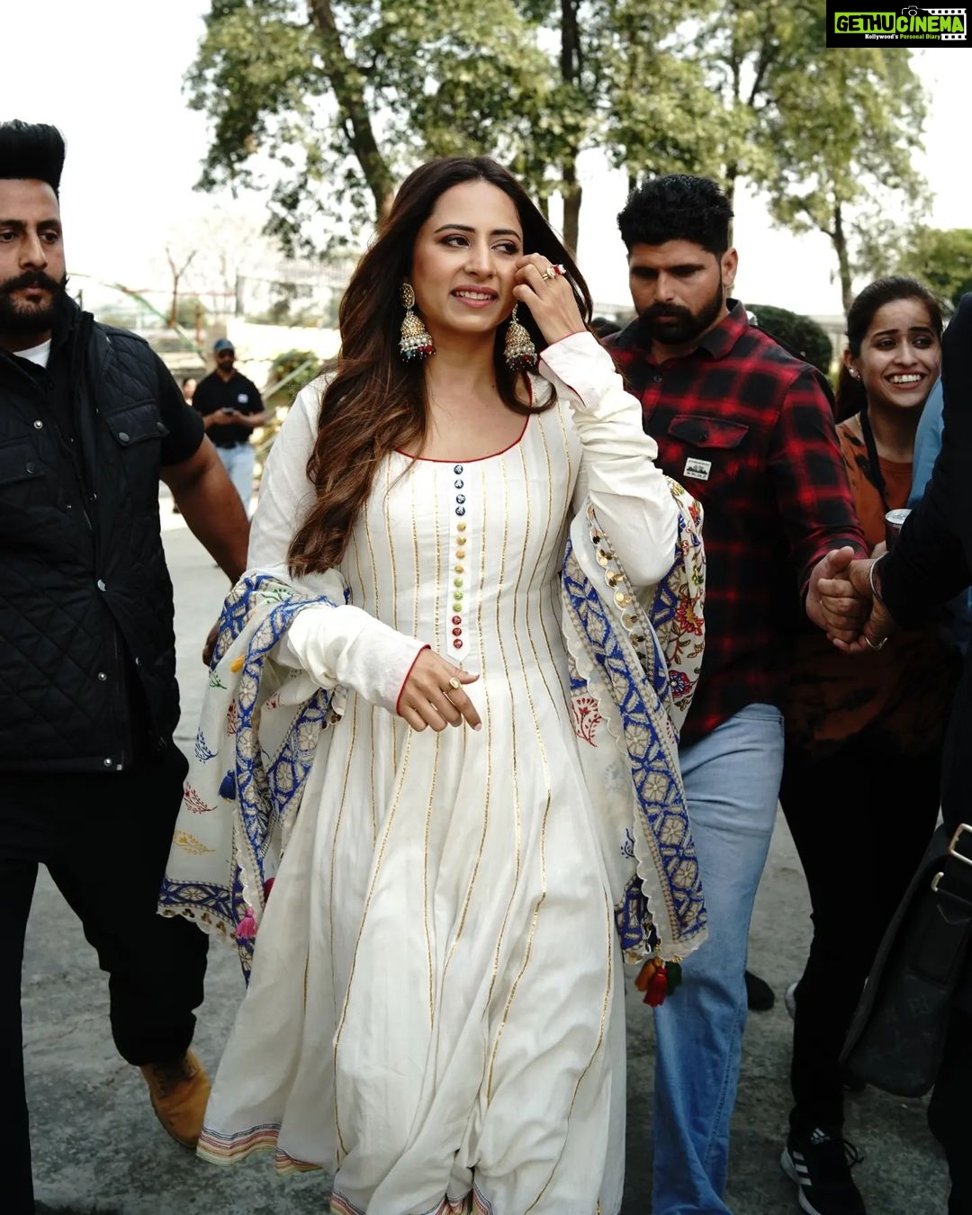 Sargun Mehta Instagram - 2ND photo reason aa hasse da .. Nigah marda ayi ve will NOT RELEASE ON OTT ... so book your tickets for #17thmarch2023